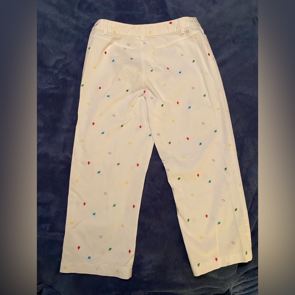 White Hannah Stretch Capri's size 8, colorful fish pattern. Like new condition.